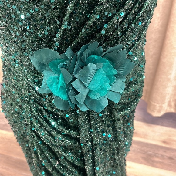 NWT. Size 16 sequin emerald color gown with flower appliqué - Picture 4 of 4